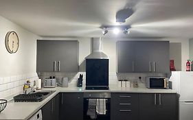 Cedar House - 2 Bed House With Free Parking In Town Centre! By Shortstays4U